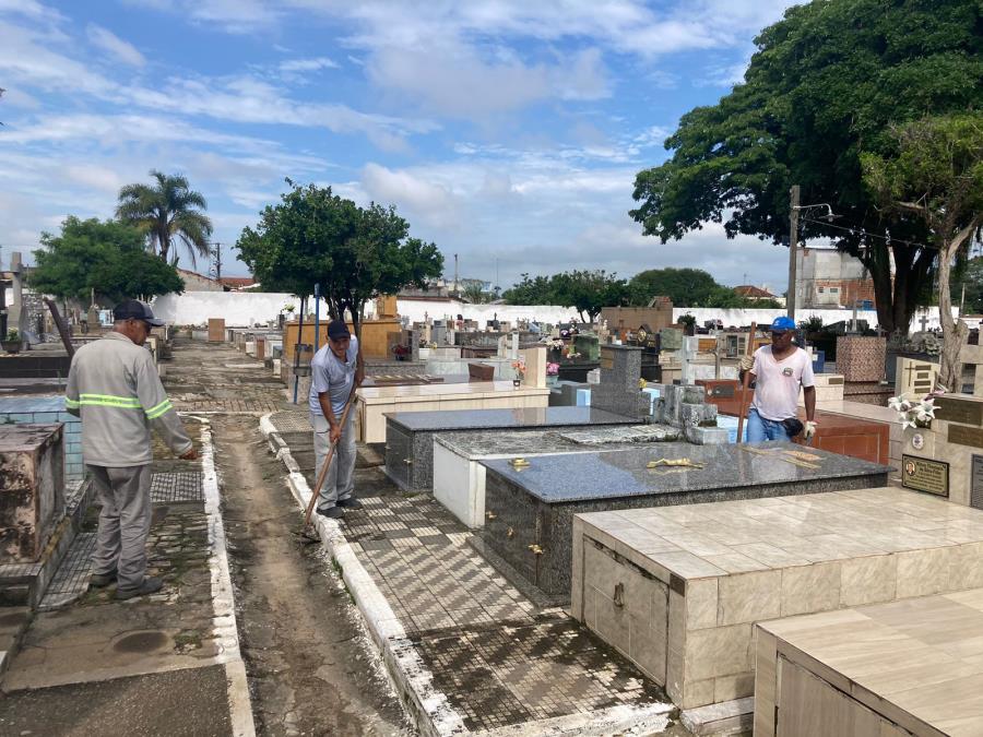Prefeitura realiza manutenção do Cemitério para feriado de Finados