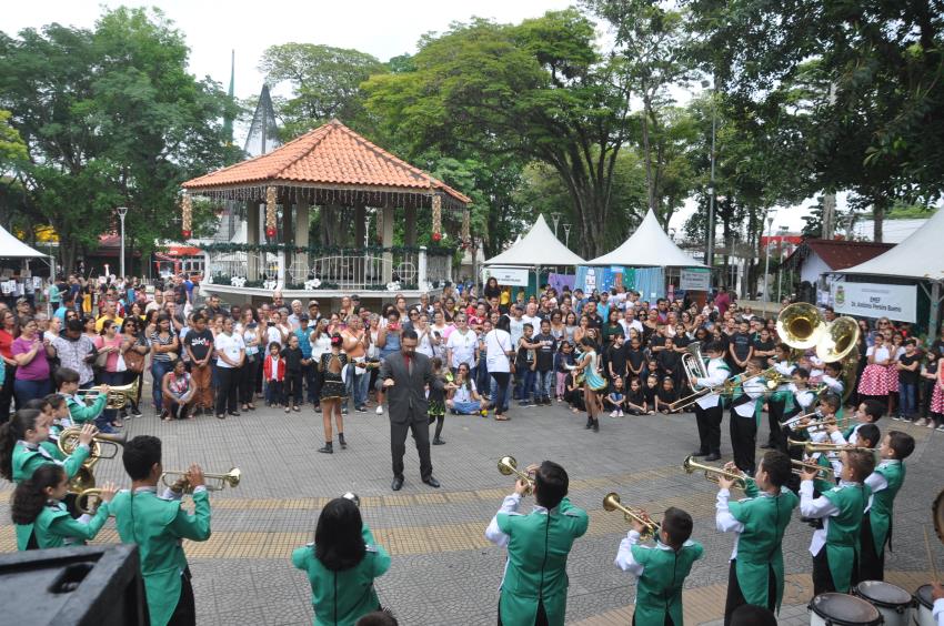 Comunidade prestigia evento de encerramento da Semana do Ensino Fundamental na Praça da Bandeira