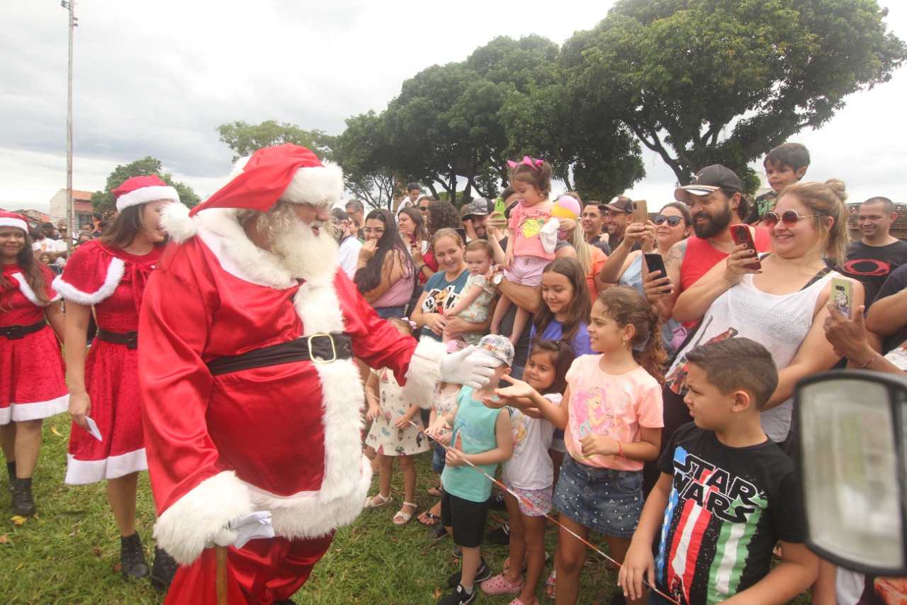 Chegada do Papai Noel foi atração na abertura do Natal Caçapava em Movimento neste fim de semana