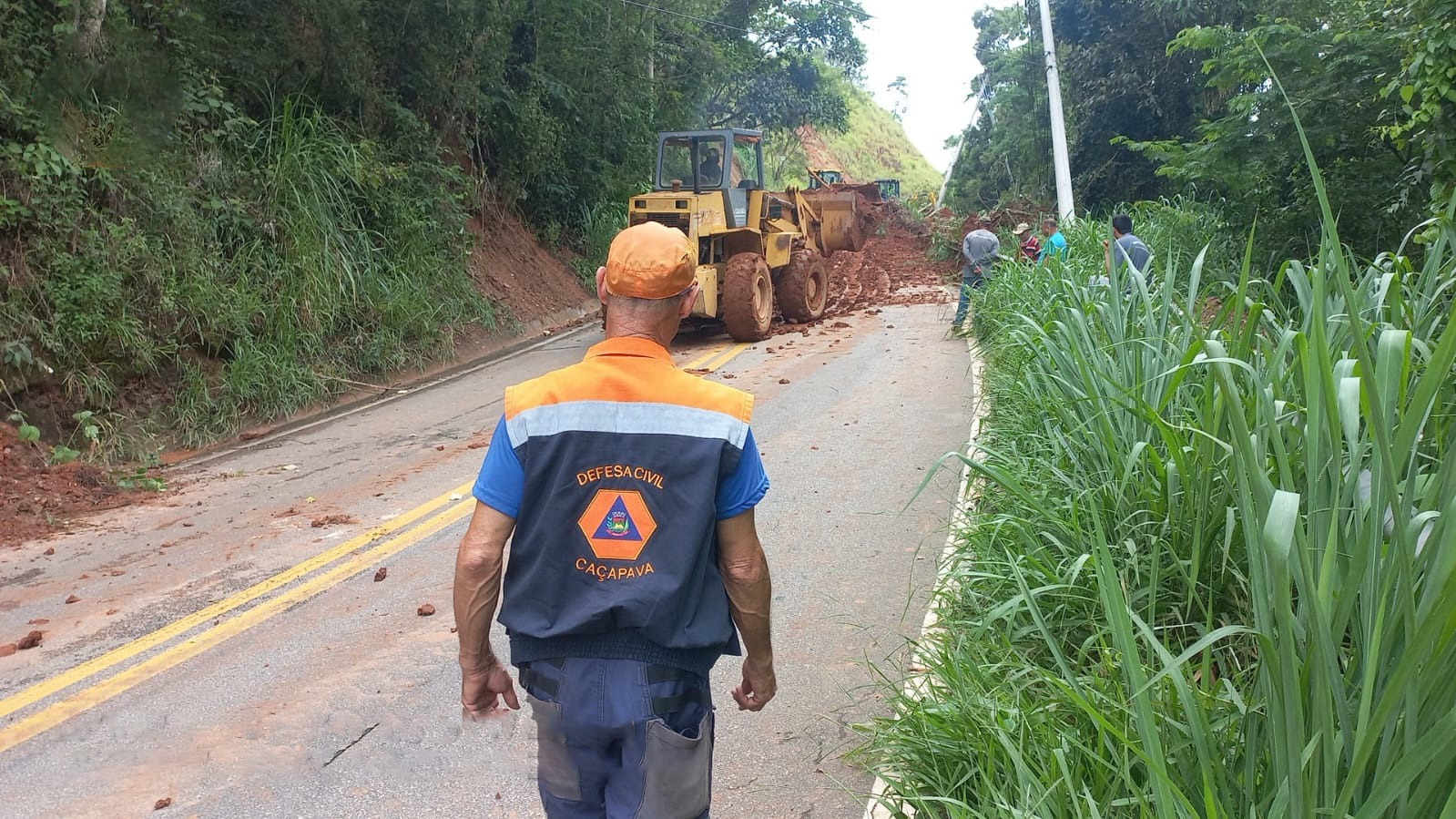 Equipe da Defesa Civil faz vistorias em áreas de risco entre Caçapava e Jambeiro