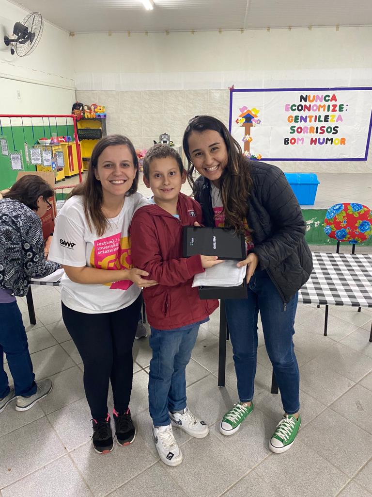 Alunos da escola Raif Mafuz recebem tablets dentro do projeto de “Connect +” apoiado pelo Criança Esperança