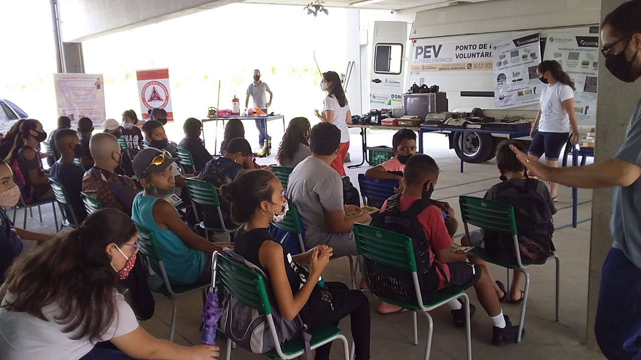 Alunos da Escola Estadual Luciana Damas Bezerra participam de palestra Lixo Zero