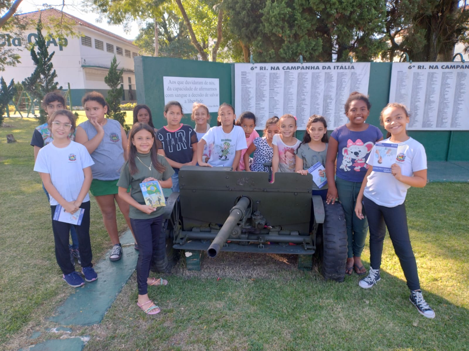 Alunos da escola Daphne participam de palestra no 6º BIL e visita ao Museu Militar 