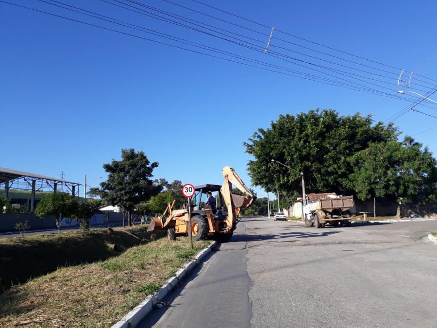 Equipe do DSM faz limpeza no bairro Maria Elmira