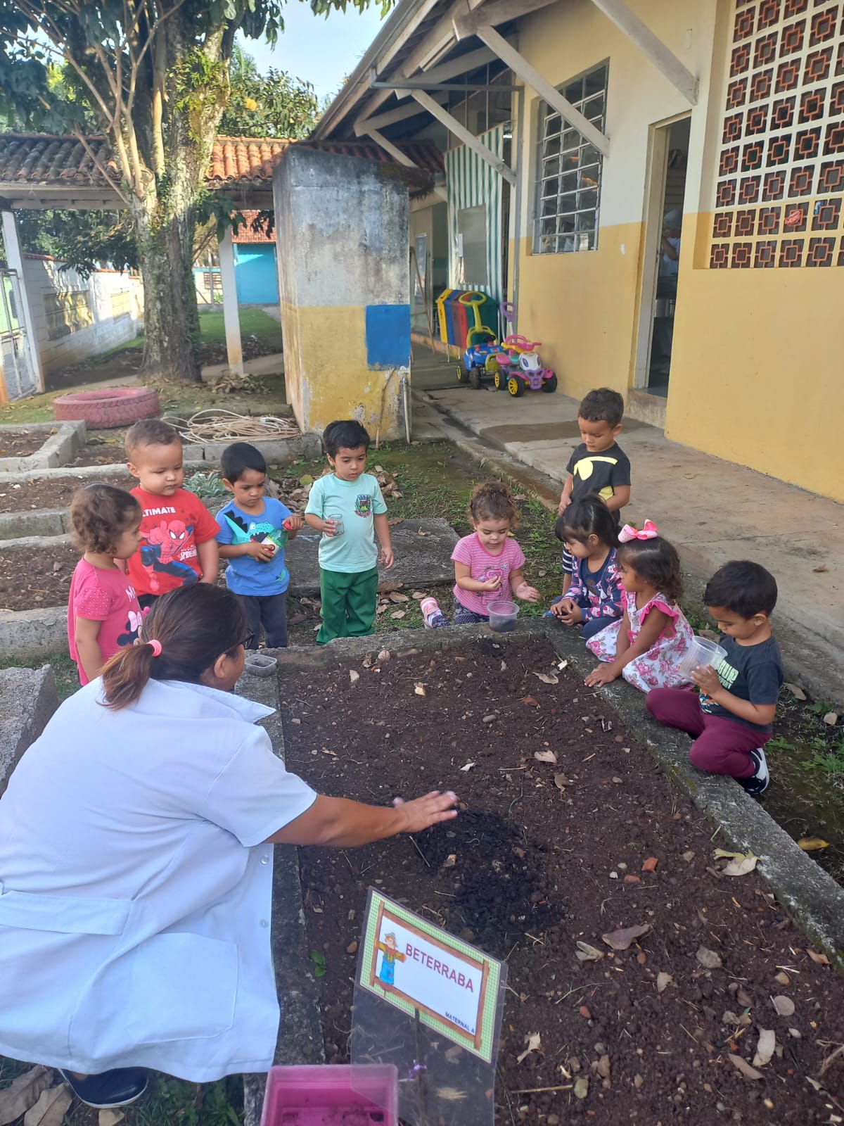 Alunos da EMEIPI Márcia Aparecida Faria iniciam projeto de horta na escola