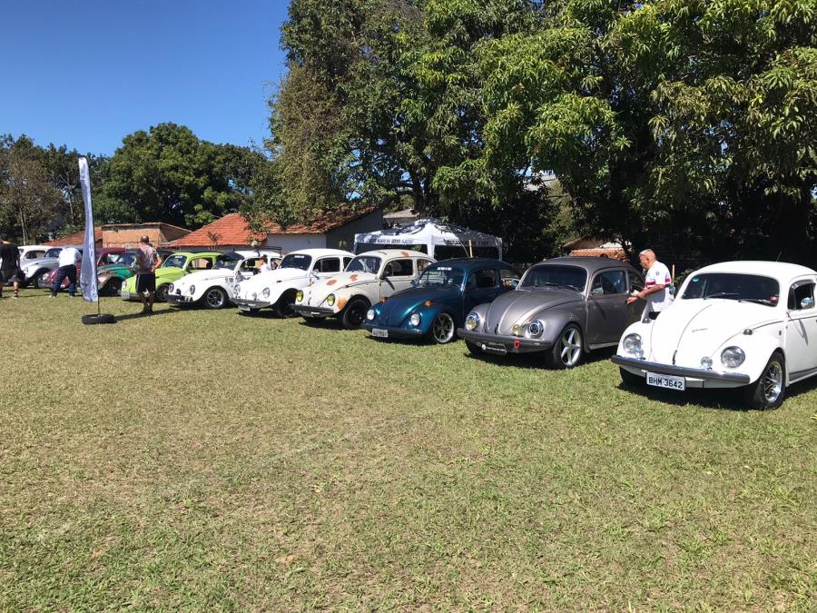 Cerca de 300 carros antigos participam de encontro de fuscas em Caçapava