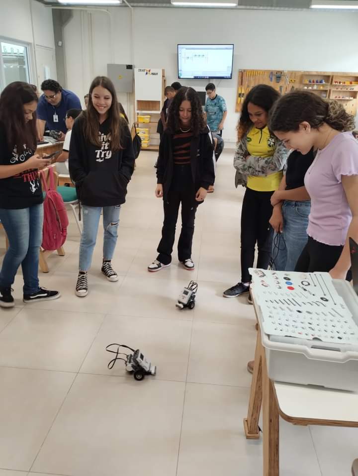 Alunos da EMEF Fernando Pantaleão finalizam curso de robótica com construção de um robô