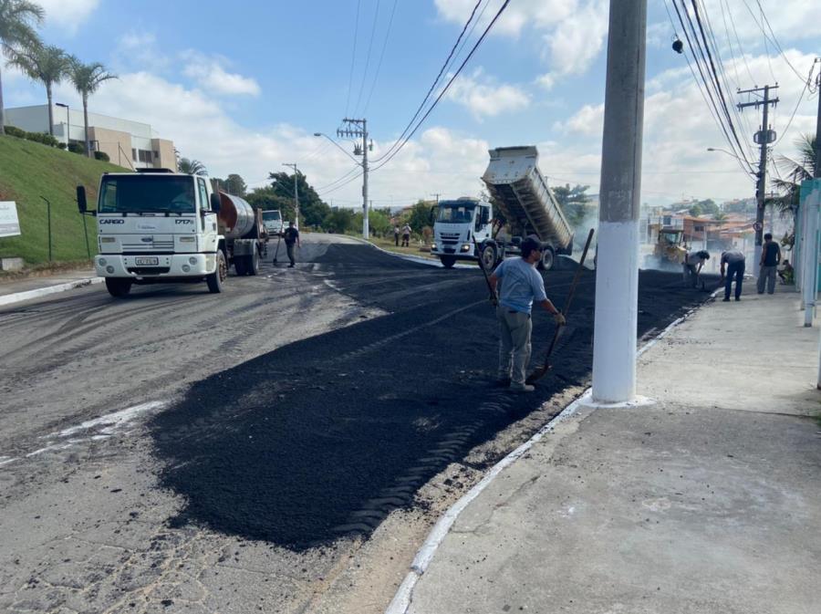 Prefeitura realiza pavimentação em vias do bairro Maria Elmira