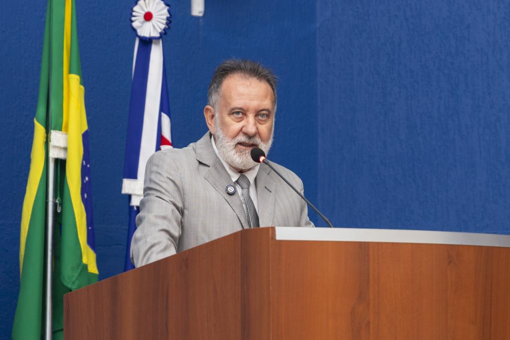 Daniel da Farmácia indica asfalto, limpeza de terreno e semáforo