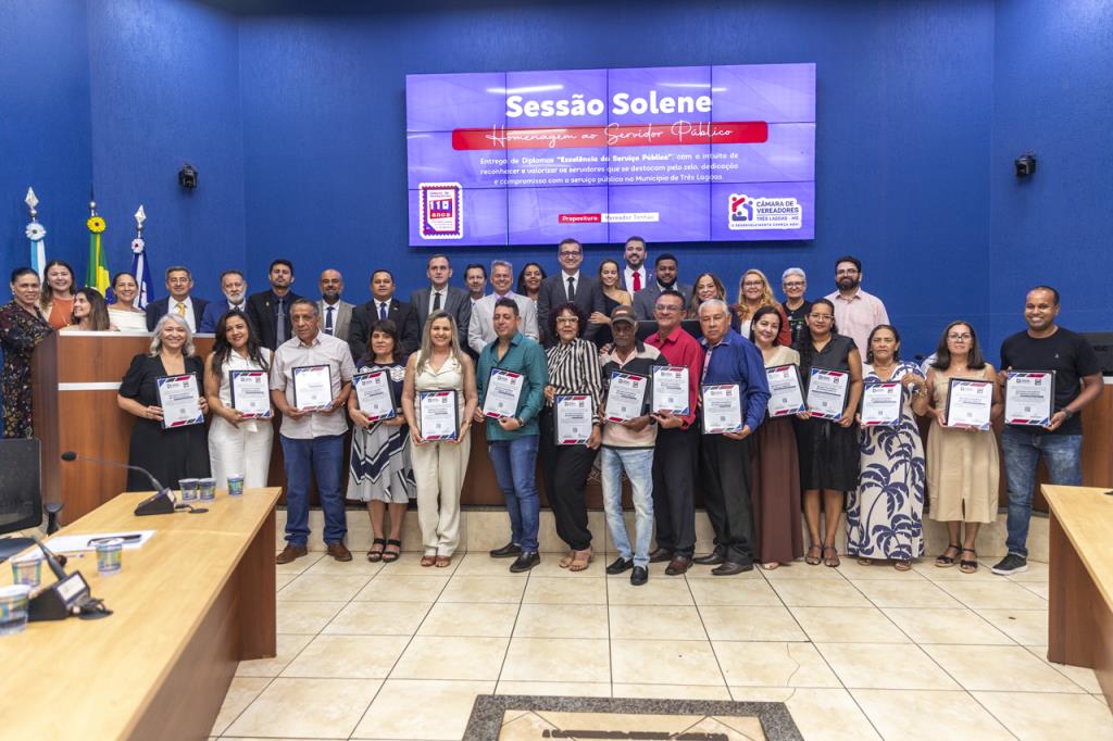 Câmara entrega diploma Excelência no Serviço Público para servidores municipais