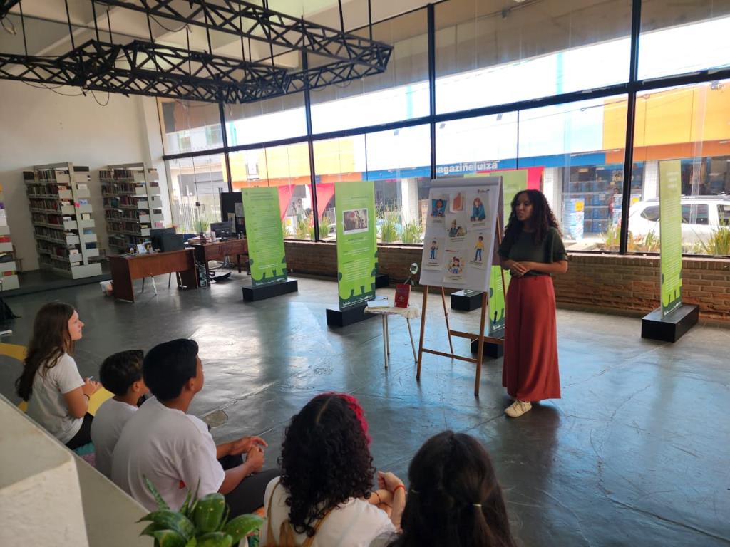 BIBLIOTECA MUNICIPAL SE TRANSFORMA EM CENA DE MISTÉRIO E CONVIDA O PÚBLICO A INVESTIGAR COM SHERLOCK HOLMES