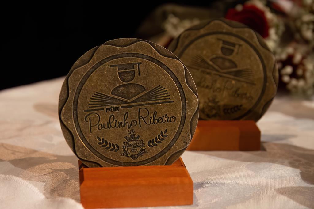 PREFEITURA HOMENAGEIA ALUNOS DESTAQUE DO ANO LETIVO 2025 EM CERIMÔNIA DAS MEDALHAS “PAULINHO RIBEIRO” E “PREFEITA MARIA JOSÉ”