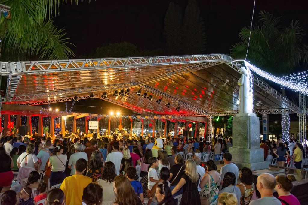 PRAÇA DA SANTA RECEBE ABERTURA EMOCIONANTE DO “NATAL ENCANTADO 2025”