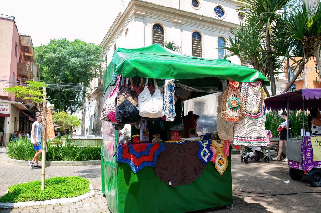 PRAÇA DA MATRIZ SE TRANSFORMA EM VITRINE DA CRIATIVIDADE COM A FEIRA DE ARTESANATO “TATUÍ, CAPITAL DA MÚSICA”