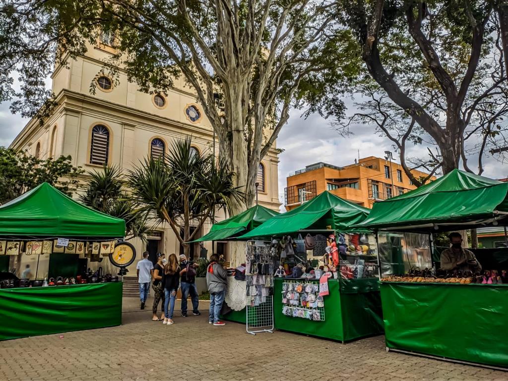 FEIRA DE ARTESANATO “TATUÍ, CAPITAL DA MÚSICA” VALORIZA TALENTOS LOCAIS NA PRAÇA DA MATRIZ