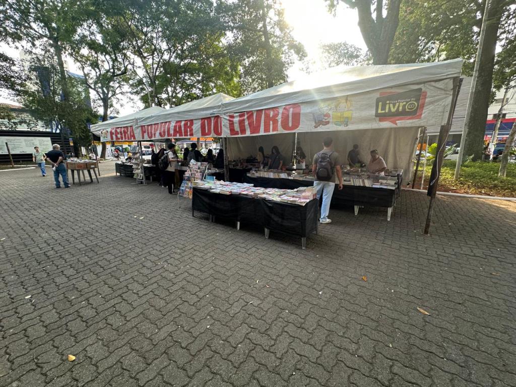 FEIRA POPULAR DO LIVRO CHEGA A TATUÍ E TRANSFORMA A PRAÇA DA MATRIZ EM ESPAÇO DE LEITURA E CULTURA