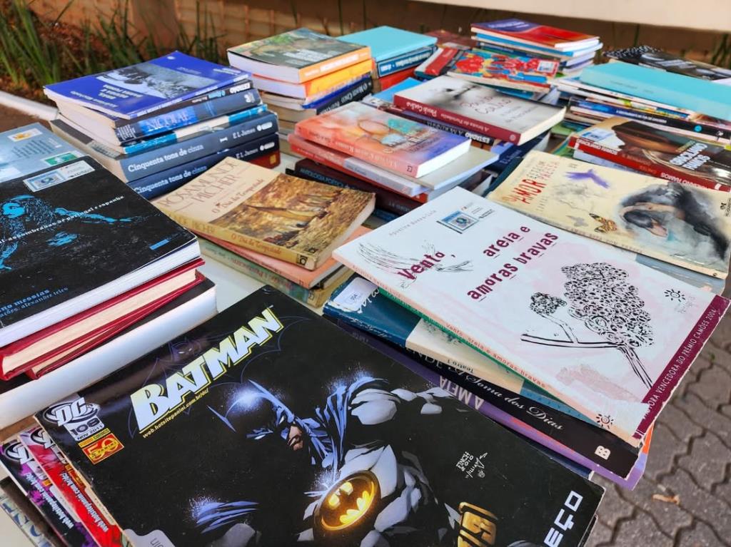 PRAÇA DA MATRIZ RECEBE NOVA EDIÇÃO DA FEIRA DE TROCA DE LIVROS PROMOVIDA PELA BIBLIOTECA MUNICIPAL “BRIGADEIRO JORDÃO”