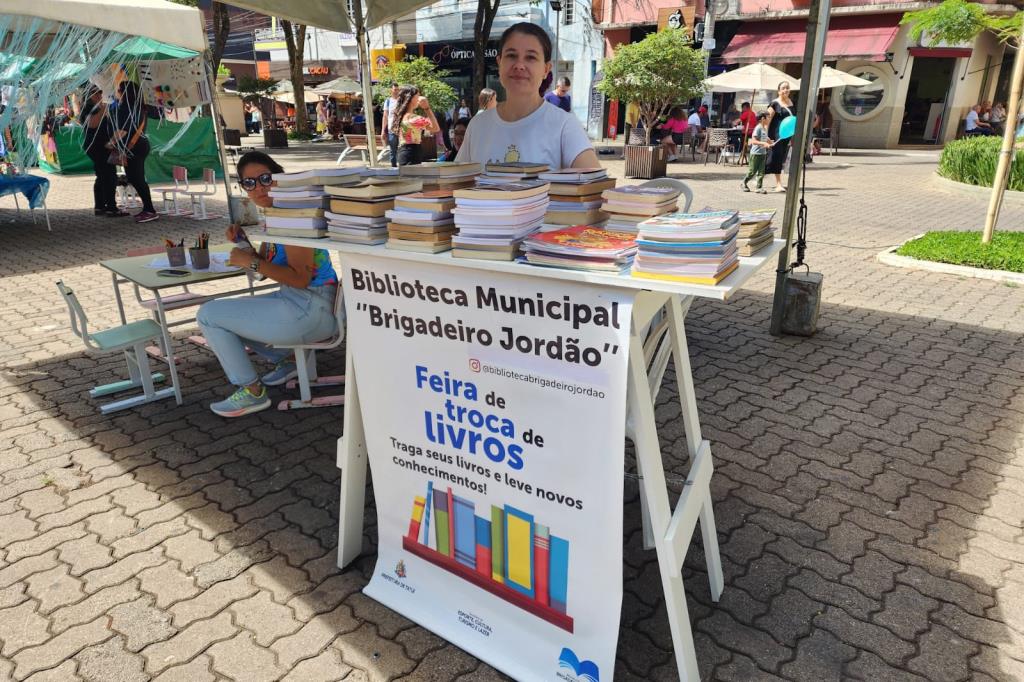 BIBLIOTECA MUNICIPAL PROMOVE FEIRA DE TROCA DE LIVROS NA PRAÇA DA MATRIZ
