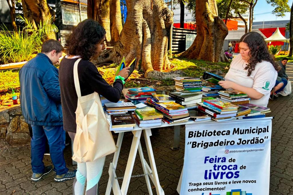 FEIRA DE TROCA DE LIVROS DA BIBLIOTECA MUNICIPAL TRANSFORMA PRAÇA DA MATRIZ EM PONTO DE ENCONTRO PARA QUEM GOSTA DE LER