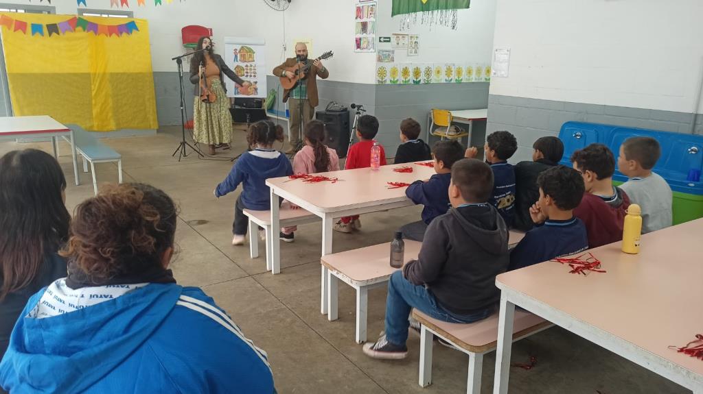 PROJETO “PEZINHO VERMEIO: MÚSICA CAIPIRA NA ESCOLA” LEVA CULTURA PARA ESTUDANTES DA ZONA RURAL