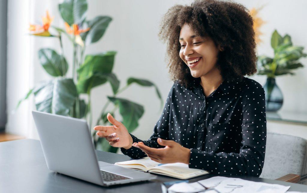 CURSO “ELA EMPREENDE!” OFERECE CAPACITAÇÃO GRATUITA PARA MULHERES EMPREENDEDORAS