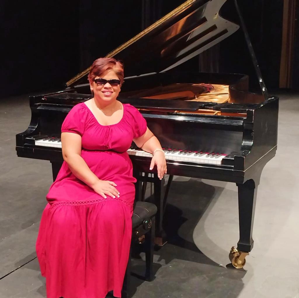 “MÚSICA NA PRAÇA” PROMOVE ENCONTRO DE MEMÓRIAS, CANTO E INCLUSÃO COM MAYARA RIOS