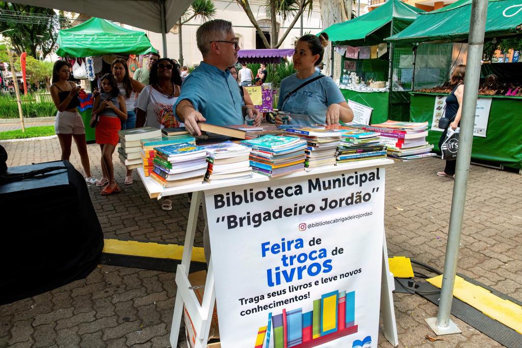 FEIRA DE TROCA DE LIVROS REÚNE LEITORES NA PRAÇA DA MATRIZ NESTE SÁBADO (18/7)