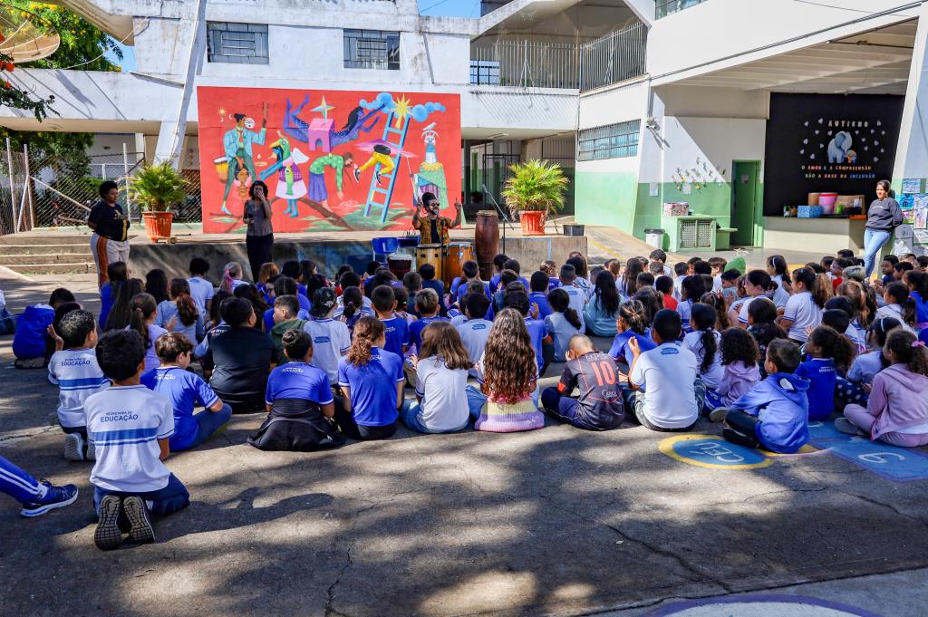 ARTE, TAMBOR E IDENTIDADE: PROJETO RETORNA ÀS ESCOLAS MUNICIPAIS EM NOVA TEMPORADA