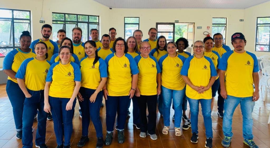 NOVOS UNIFORMES SÃO ENTREGUES A AGENTES DE ENDEMIAS E VISITADORES SANITÁRIOS DO SETOR DE COMBATE À DENGUE