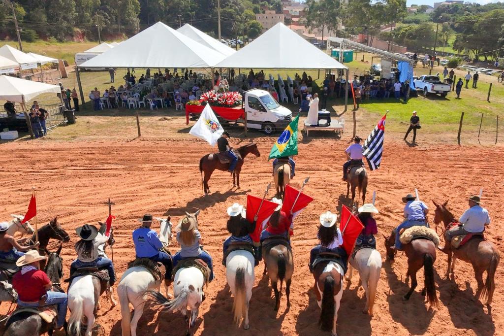 TRADICIONAL PROCISSÃO DOS CAVALEIROS E AÇÃO BENEFICENTE MOBILIZAM CENTENAS DE PESSOAS NA FESTA DE SÃO JORGE