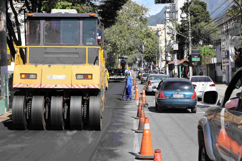 Prefeitura de Teresópolis faz operação tapa-buracos nos bairros e acompanha o asfaltamento da Reta