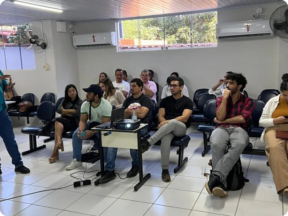 Profissionais de Jaíba apresentam experiência de sucesso em encoleiramento canino durante capacitação em Francisco Sá