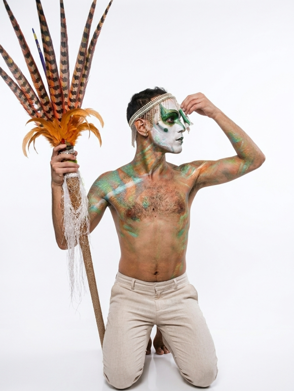 Tem performance inspirada em Ney Matogrosso na sexta-feira (26) da SLAMC