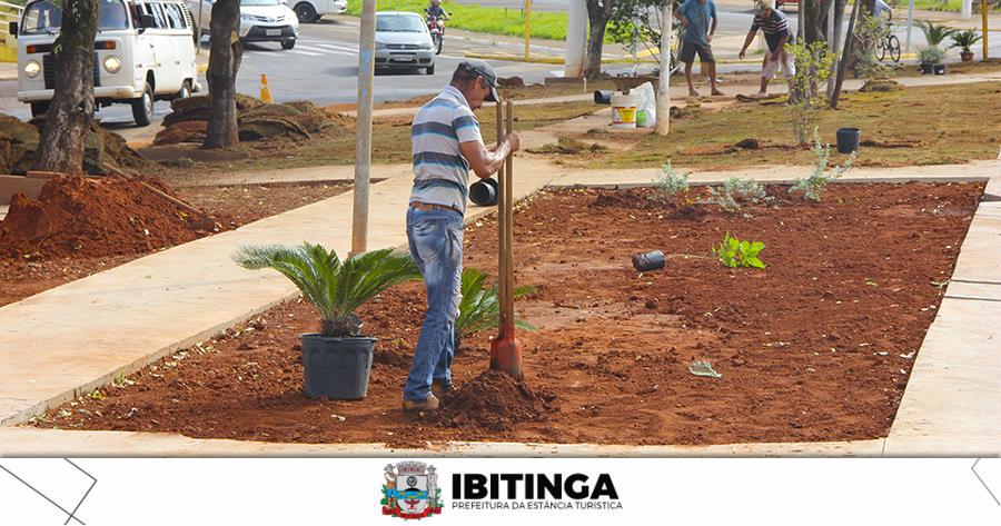 Obras: praça em frente ao cemitério começa a receber paisagismo