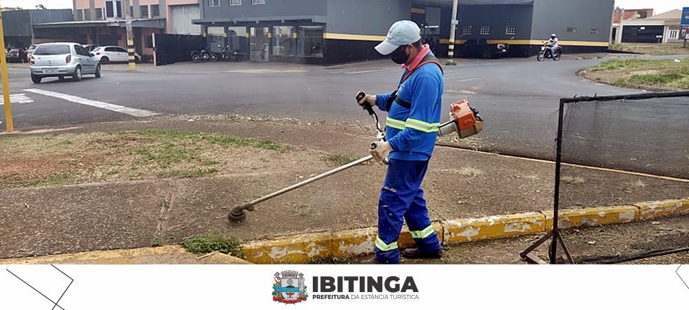 Zeladoria: trabalho de roçagem de guias é feito na Perimetral, em Ibitinga