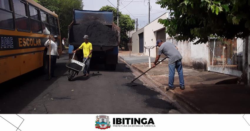 Serviços de tapa-buracos e roçagem são intensificados em Ibitinga