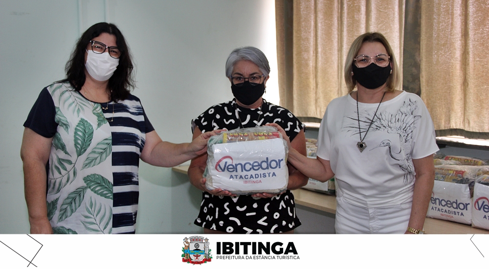 Fundo Social de Solidariedade recebe cestas básicas doadas por supermercado