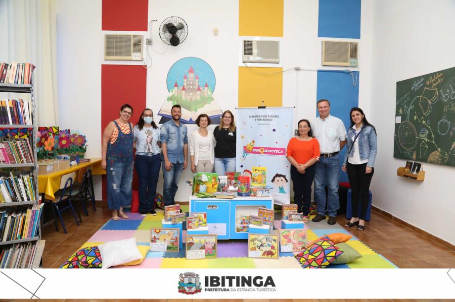 Escola Municipal Profº Benedito Teixeira de Macedo recebe doação de brinquedoteca
