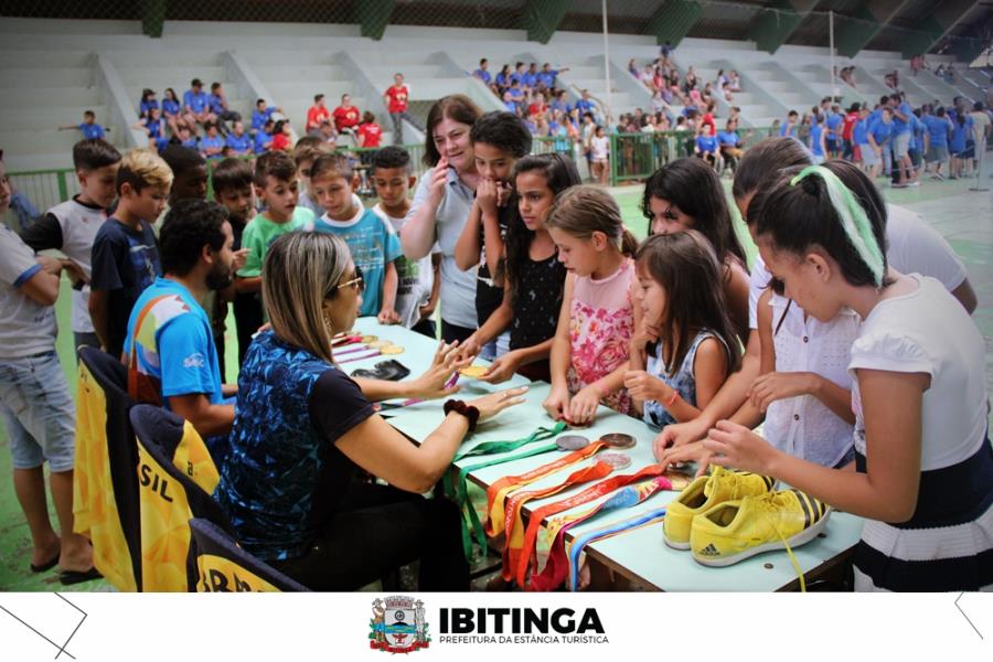 Medalhistas paralímpicos do Brasil visitam e interagem com crianças de Ibitinga
