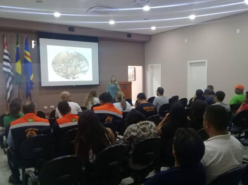TÉCNICOS DA SECRETARIA DE MEIO AMBIENTE PARTICIPAM DE PALESTRA SOBRE ARBORIZAÇÃO