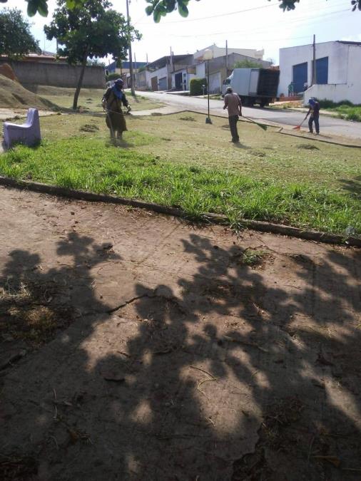 Prefeitura executa capinação, raspagem e limpeza de guia e sarjeta
