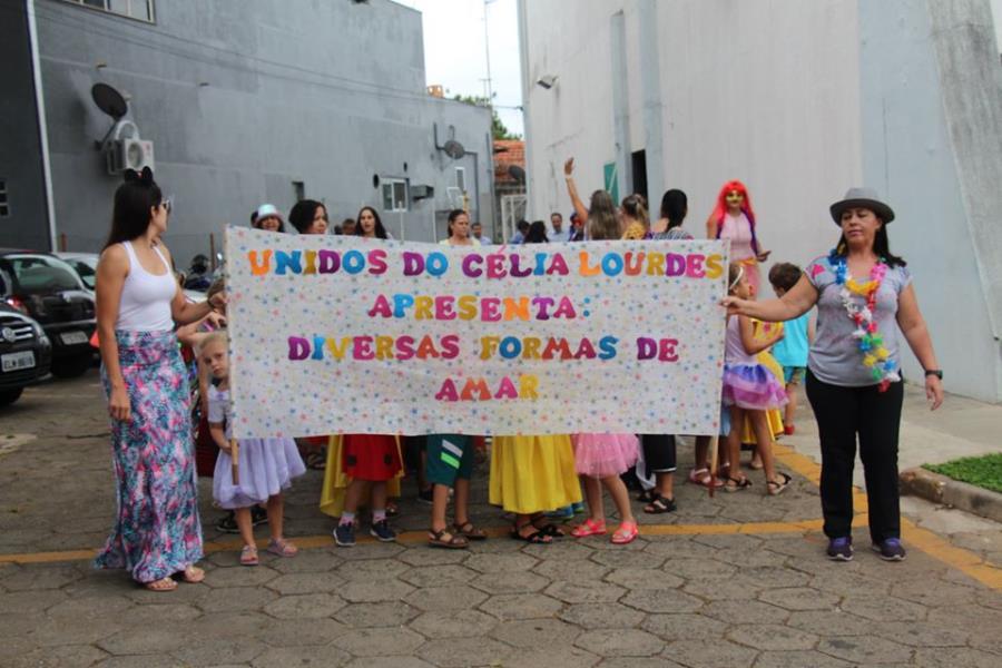 Prefeitura recebe visita de crianças em clima de Carnaval
