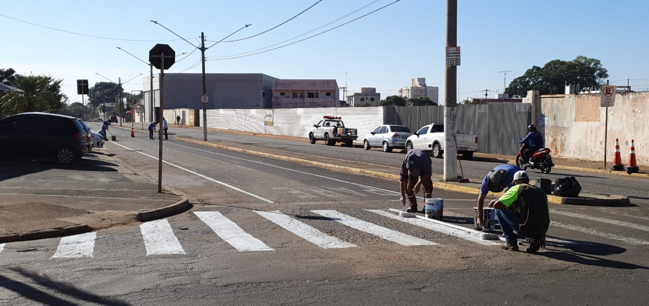 Prefeitura revitaliza faixas de pedestres e lombadas em diversas ruas da cidade