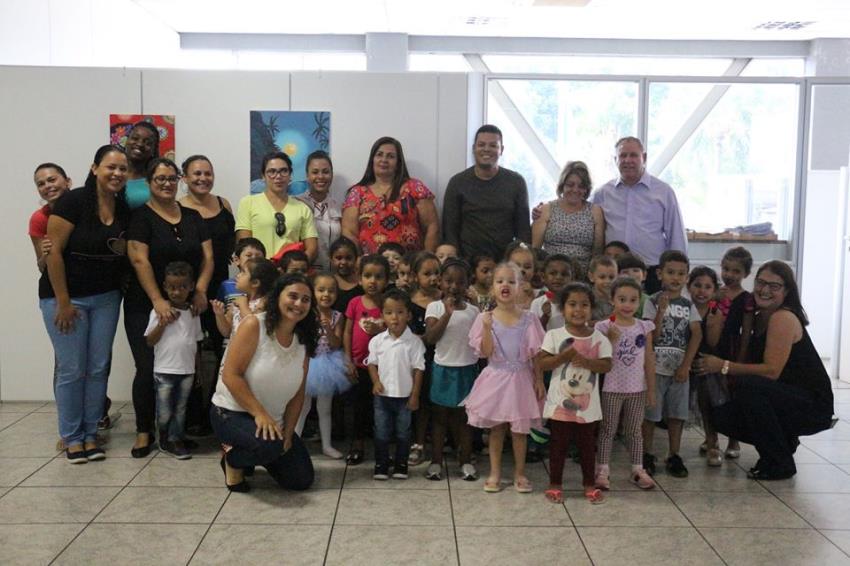 CRIANÇAS DO CEI HELENA MOURO NOGUEIRA REALIZAM APRESENTAÇÕES NO PAÇO MUNICIPAL