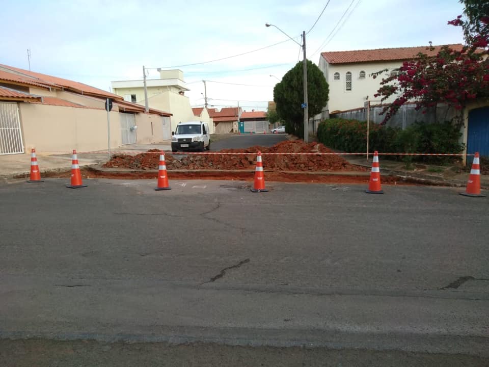 Rua Ernesto de Camargo é interditada para implantação de “sarjetão”