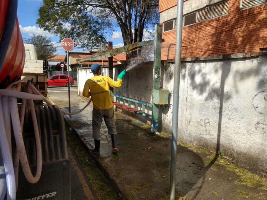 Trabalho de desinfecção dos espaços públicos em Boituva continua