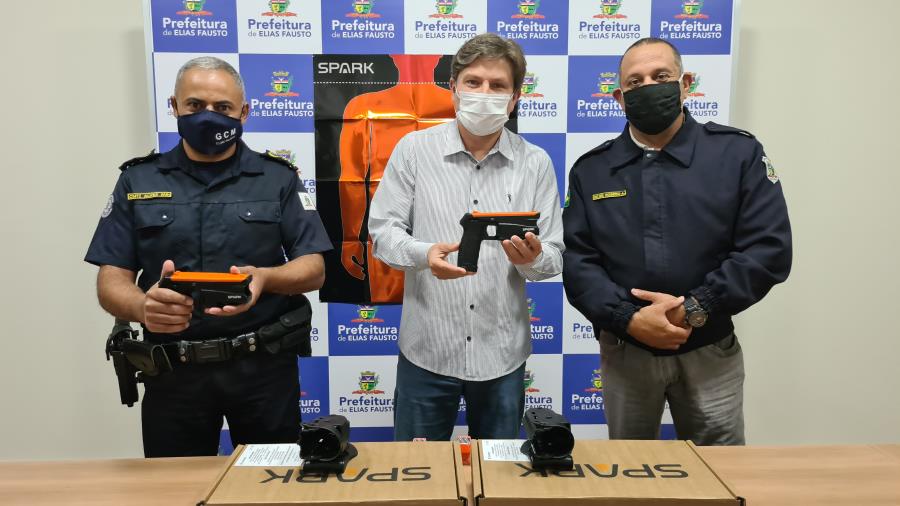 Prefeitura Municipal de Elias Fausto faz a entrega de duas pistolas elétricas para a Guarda Civil