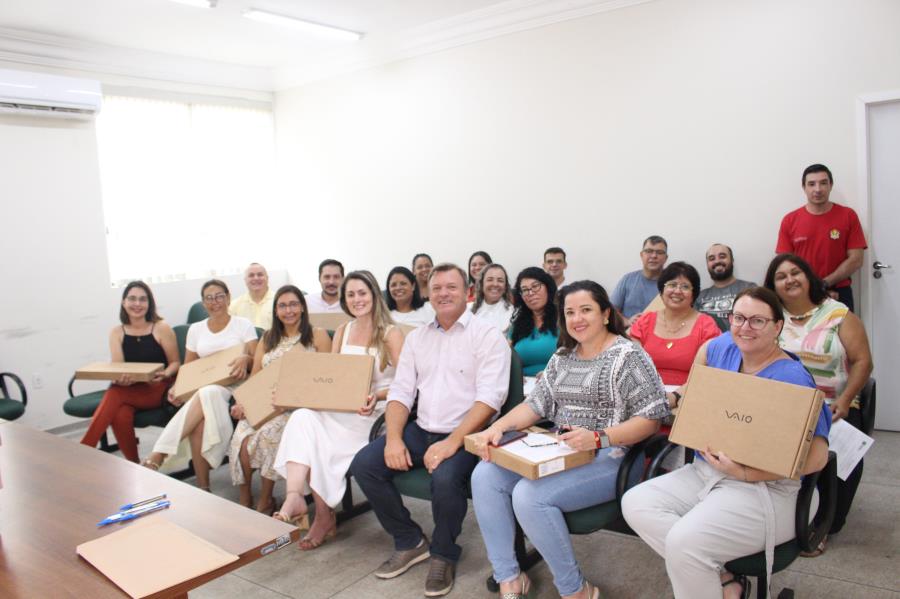 Prefeitura de Elias Fausto entrega notebooks novos para professores da rede pública