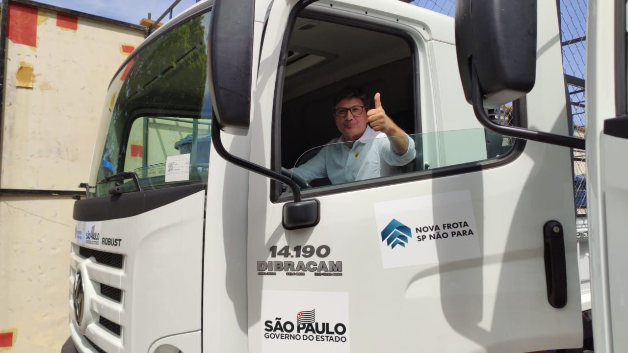 Elias Fausto conquista um Trator e um Caminhão de Coleta Seletiva