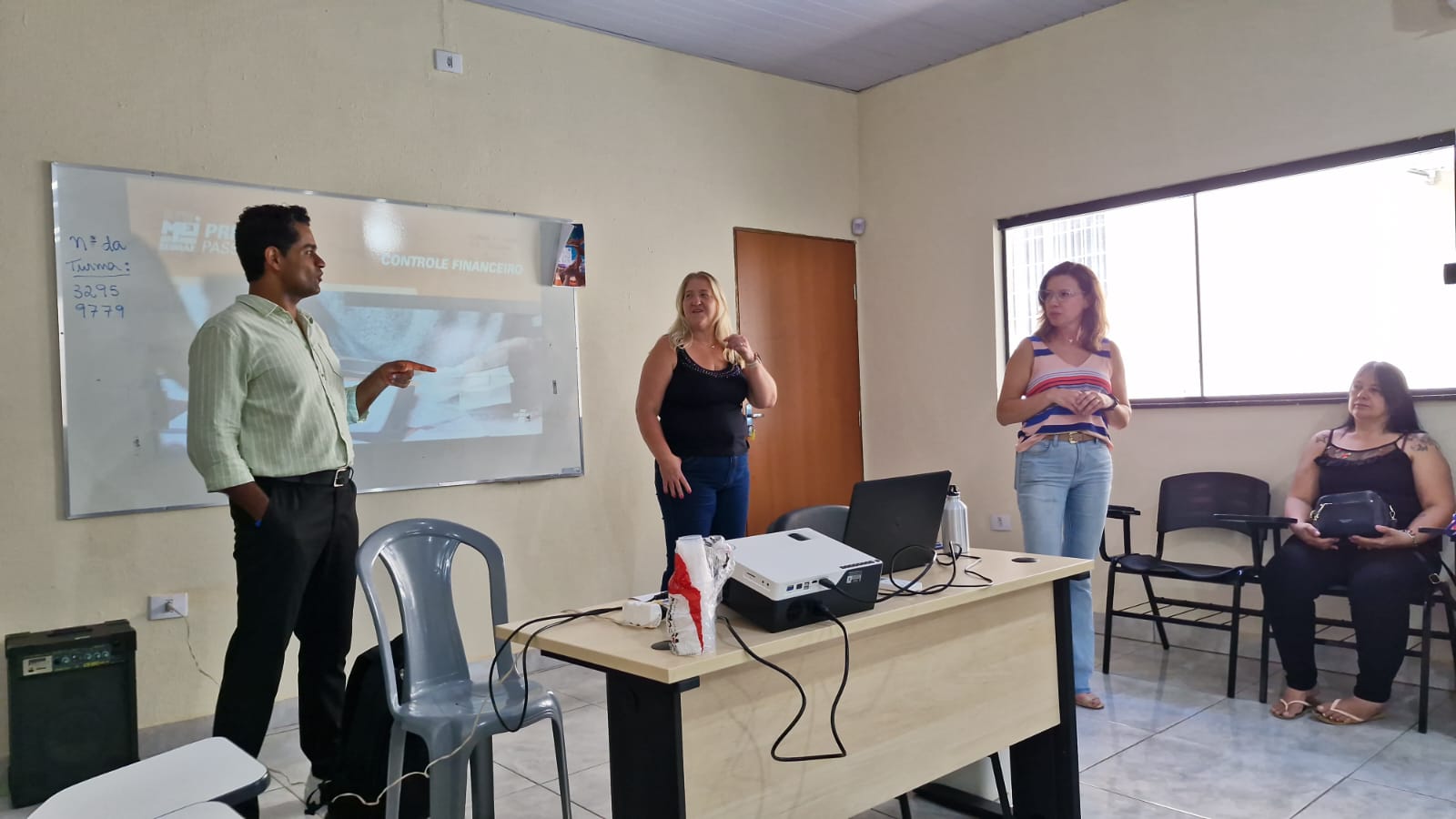 CRAS INICIA CURSO DE BIJUTERIAS EM PARCERIA COM O SEBRAE